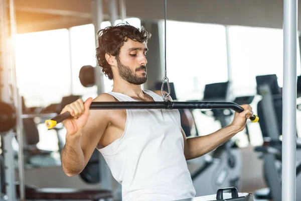 Man training in a gym — Stock Photo, Image