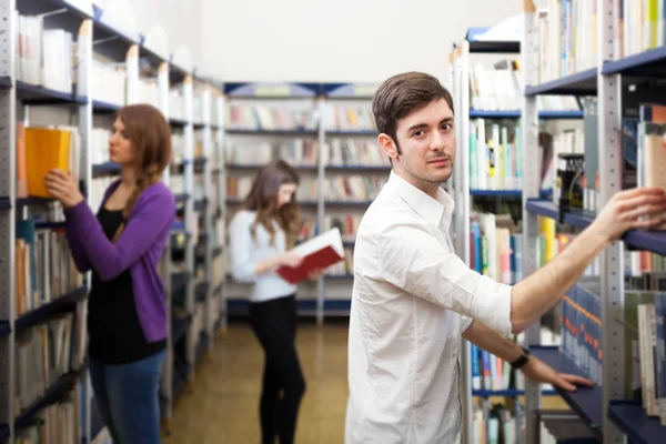 Groep studenten in de bibliotheek — Stockfoto