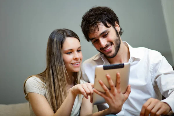 Couple using a tablet — Stock Photo, Image