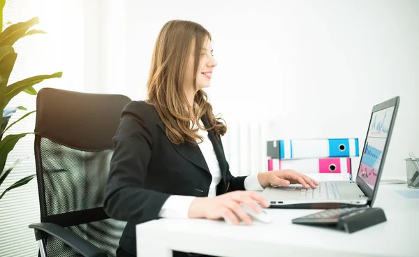 Donna che utilizza il suo computer portatile — Foto Stock