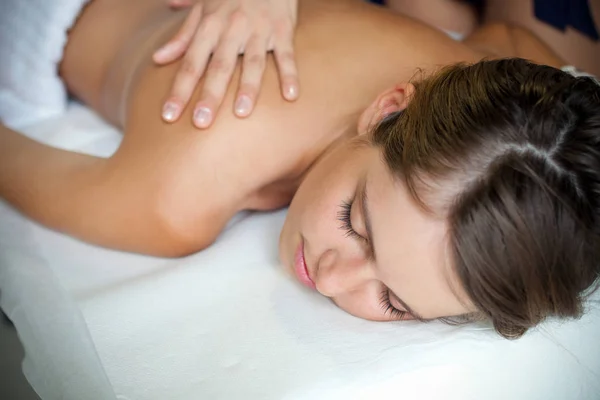 Frau bekommt eine Massage im Wellnessbereich — Stockfoto