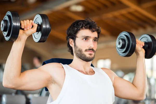 Adam spor salonunda ağırlık kaldırıyor. — Stok fotoğraf