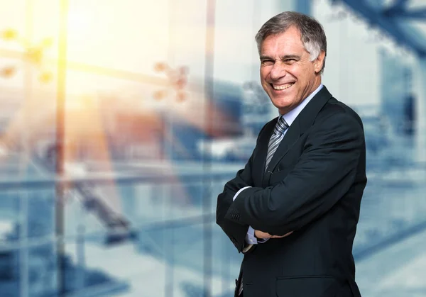 Hombre de negocios guapo sonriendo al aire libre — Foto de Stock