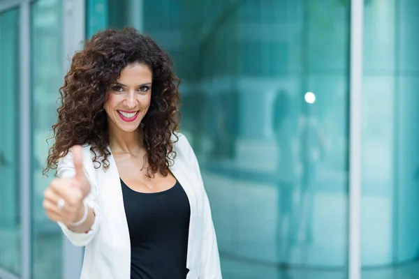 Empresária dando polegares para cima — Fotografia de Stock