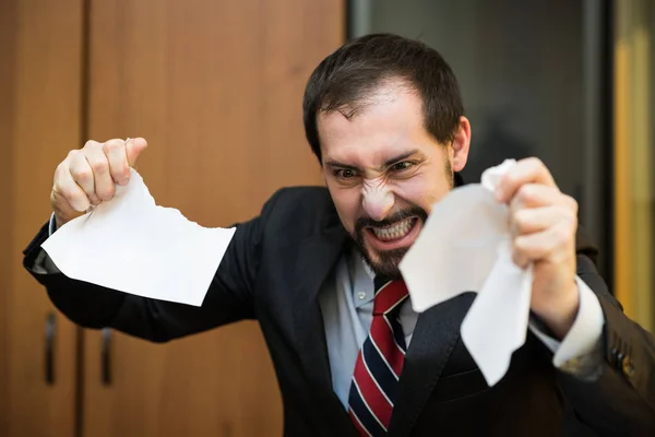 Wütender Geschäftsmann zerreißt Dokument — Stockfoto