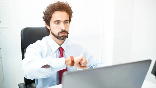 Uomo d'affari annoiato guardando orologio da polso — Foto Stock