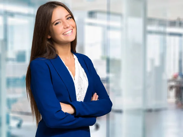 Affärskvinna leende på kontoret — Stockfoto