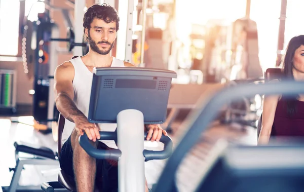 People working out in a gym — Stock Photo, Image