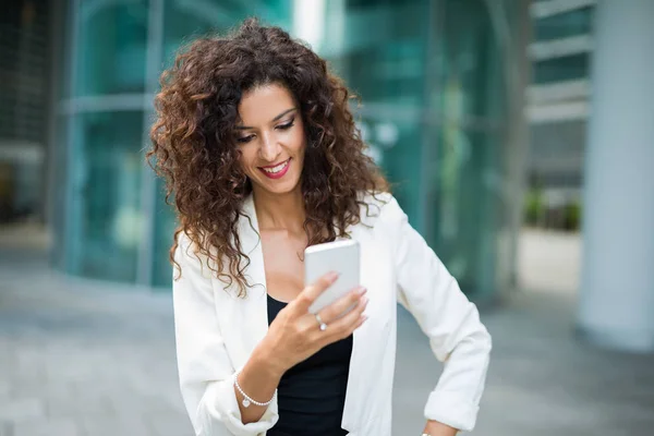 Vrouw met haar mobiele telefoon — Stockfoto