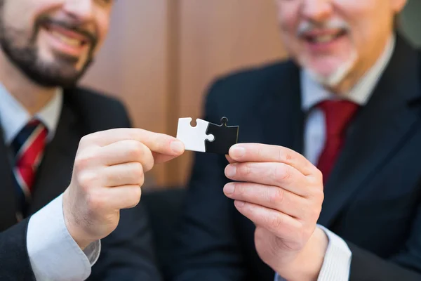 Uomini d'affari mettendo insieme pezzi di puzzle — Foto Stock