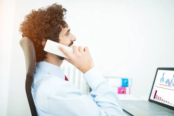 Empresário falando ao telefone — Fotografia de Stock