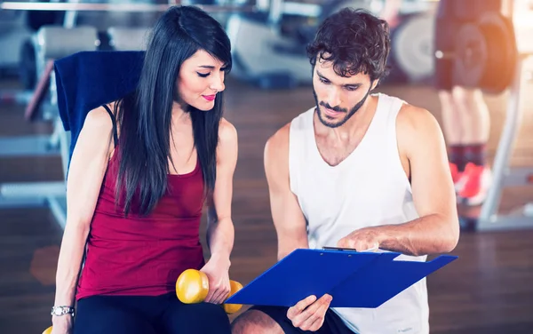 Kvinnlig träning i gym — Stockfoto