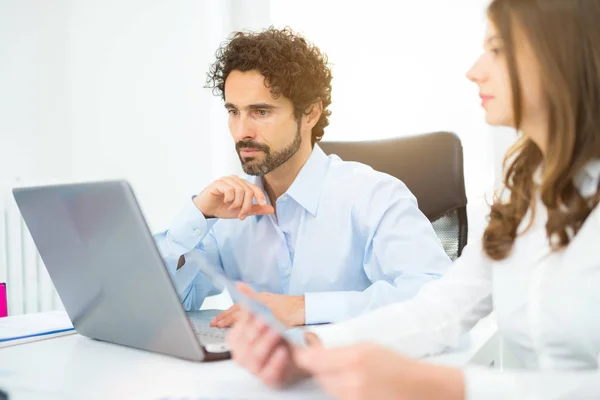 Uomini d'affari al lavoro — Foto Stock