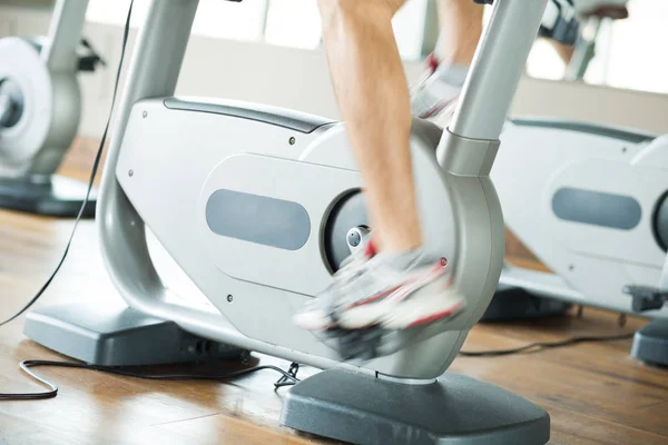 Uomo in bicicletta in palestra — Foto Stock