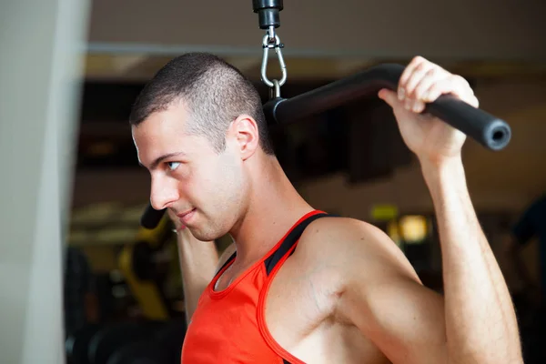 Man training hard in gym — Stock Photo, Image