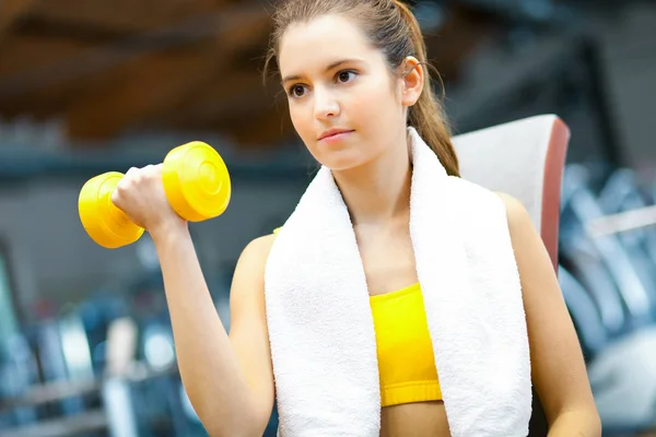 Vrouw doet fitness — Stockfoto