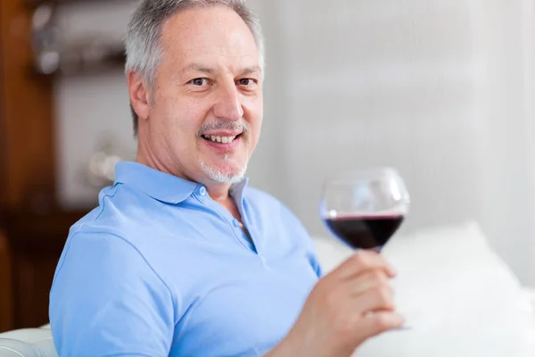 Homme mûr dégustant un verre de vin — Photo