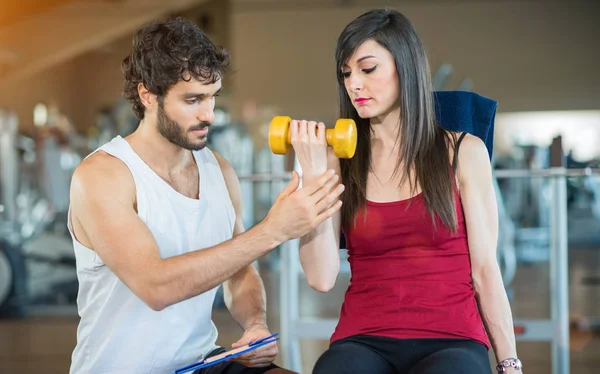 Vrouw opleiding in een sportschool — Stockfoto