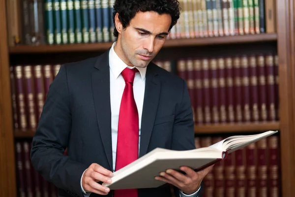 Man die een boek leest — Stockfoto