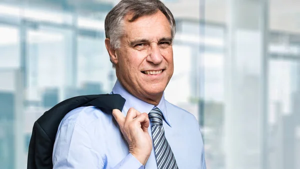 Hombre de negocios guapo sonriendo en la oficina — Foto de Stock