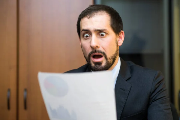 Surpris homme regardant le document d'affaires — Photo