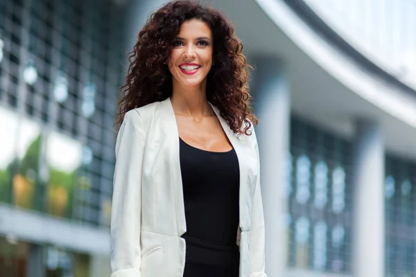 Brunette businesswoman outdoors — Stock Photo, Image