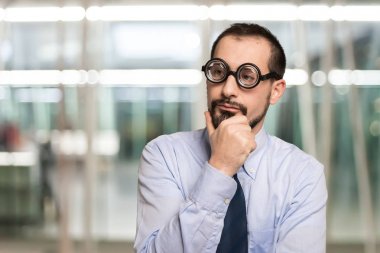 Dalgın nerdy çalışan portre