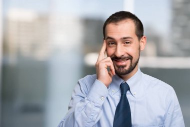 Akıllı iş adamı gülümseyen