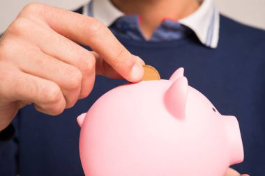 Domuzcuk bankada para koyarak adam