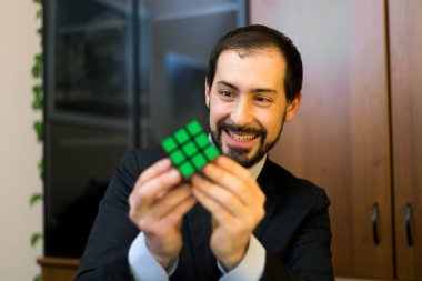 yakışıklı işadamı Rubik küpü holding 