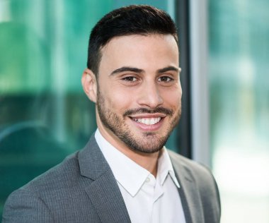 yakışıklı gülümseyen iş adamı