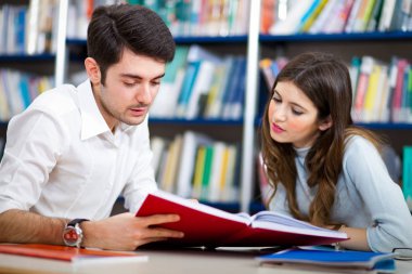 adam ve kadın oturuyor ve kitap okuma