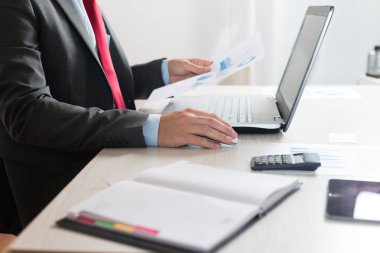 Bir bilgisayar üzerinde çalışan iş adamı