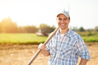 İş alanında gülümseyen çiftçi