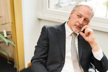 ofisinde rahatlatıcı işadamı