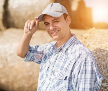 Çiftçi kendi alanında iş başında