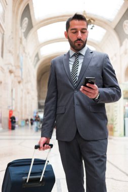 Gezgin bir arabası itme 