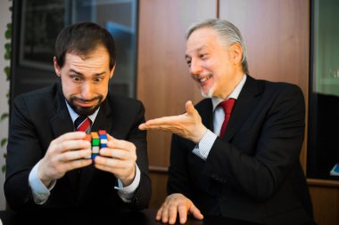 meslektaşım hakkında gülüyor işadamı