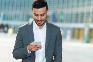 Akıllı telefon kullanan iş adamı