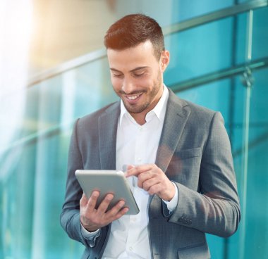 Tablet kullanma yakışıklı iş adamı