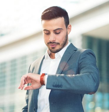 İş adamı saatine bakıyor.