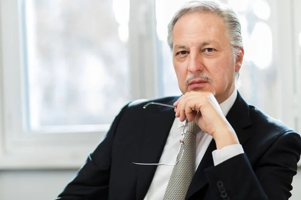 Reifer Geschäftsmann im Büro — Stockfoto