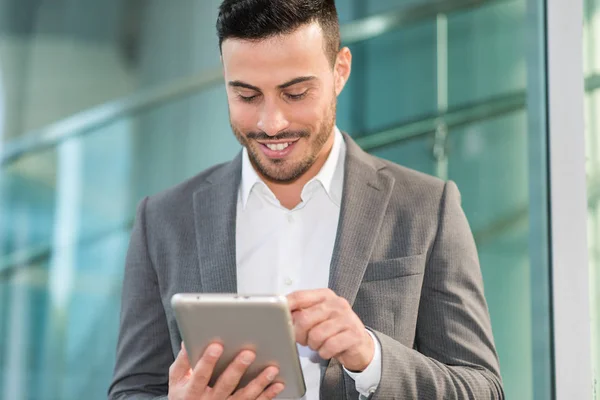 Usmívající se muž pomocí tabletu — Stockfoto