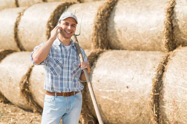 전화 통화 하는 농부 — 스톡 사진