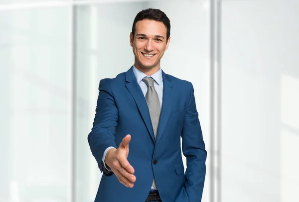 Jonge zakenman geven een handdruk — Stockfoto