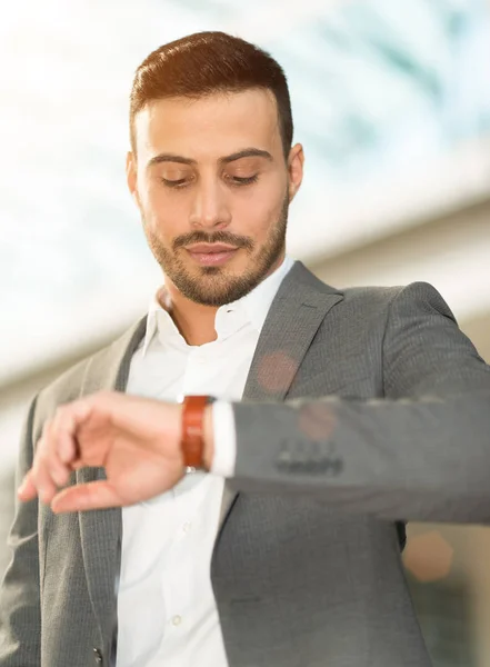 Uomo d'affari guardando il suo orologio — Foto Stock