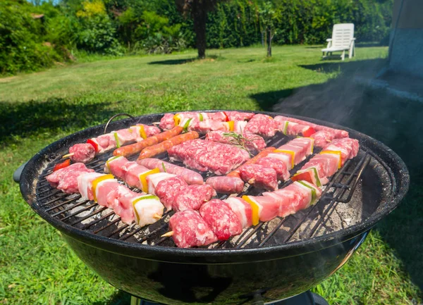 Et bir barbekü ızgara — Stok fotoğraf