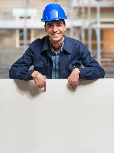 Werknemer met een witte bord — Stockfoto