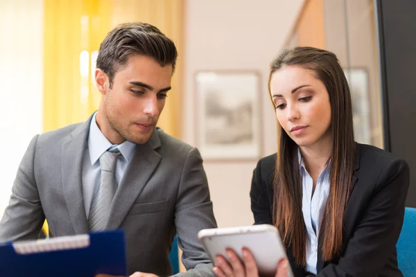 Business people using tablet — Stock Photo, Image