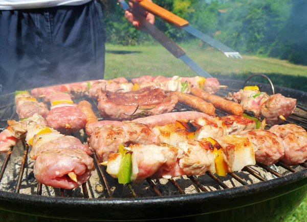 Homem preparando carne na grelha — Fotografia de Stock